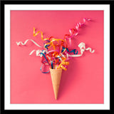 Abstrakte Fotografie von einer Eiswaffel mit Luftschlangen auf rosa Hintergrund. Fotokunst und Bilder online kaufen. Wandbild im Rahmen