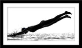 Schwarz-Weiß People Fotografie von einer Schwimmerin die in Wasser eintaucht vor weißem Hintergrund. Fotokunst und Bilder online kaufen. Wandbild im Rahmen