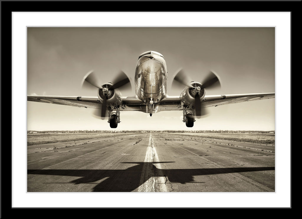 Schwarz-Weiß Fotografie von einem alten zwei Propeller Flugzeuge beim Start. Fotokunst und Bilder online kaufen. Wandbild im Rahmen