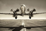 Schwarz-Weiß Fotografie von einem alten zwei Propeller Flugzeuge beim Start. Fotokunst und Bilder online kaufen. Wandbild hinter Acrylglas oder als Poster
