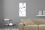 Aufgehängte Schwarz-Weiß Tier Fotografie von fliegenden Tauben im Hochformat. Fotokunst und Bilder online kaufen. Wandbild hinter Acrylglas oder als Poster