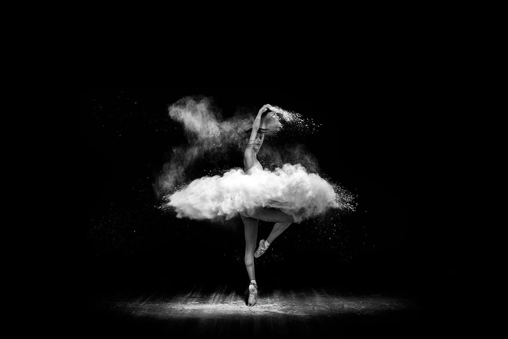 Schwarz-Weiß People Fotografie von einer Ballerina mit Pulver. Fotokunst und Bilder online kaufen. Wandbild hinter Acrylglas oder als Poster