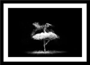 Schwarz-Weiß People Fotografie von einer Ballerina mit Pulver. Fotokunst und Bilder online kaufen. Wandbild im Rahmen
