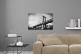 Aufgehängte Schwarz-Weiß Architektur Fotografie einer alten Brücke. Fotokunst und Bilder online kaufen. Wandbild hinter Acrylglas oder als Poster