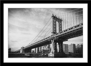 Schwarz-Weiß Architektur Fotografie einer alten Brücke. Fotokunst und Bilder online kaufen. Wandbild im Rahmen