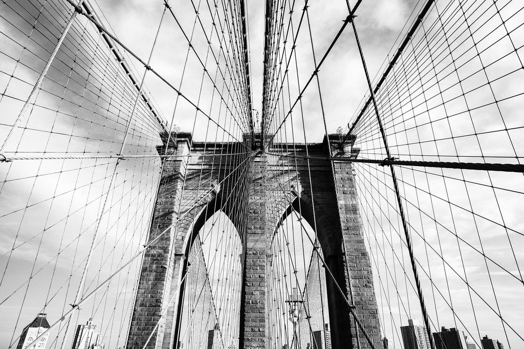 Schwarz-Weiß Architektur Fotografie der Brooklyn Bridge in New York. Fotokunst und Bilder online kaufen. Wandbild hinter Acrylglas oder als Poster