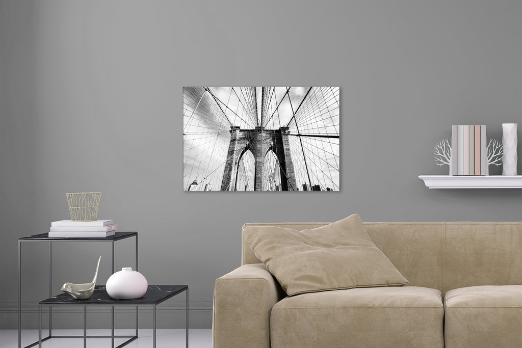 Aufgehängte Schwarz-Weiß Architektur Fotografie der Brooklyn Bridge in New York. Fotokunst und Bilder online kaufen. Wandbild hinter Acrylglas oder als Poster