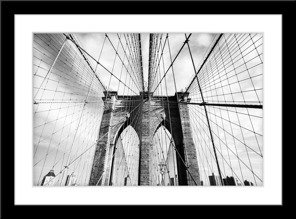 Schwarz-Weiß Architektur Fotografie der Brooklyn Bridge in New York. Fotokunst und Bilder online kaufen. Wandbild im Rahmen