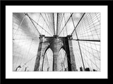Schwarz-Weiß Architektur Fotografie der Brooklyn Bridge in New York. Fotokunst und Bilder online kaufen. Wandbild im Rahmen