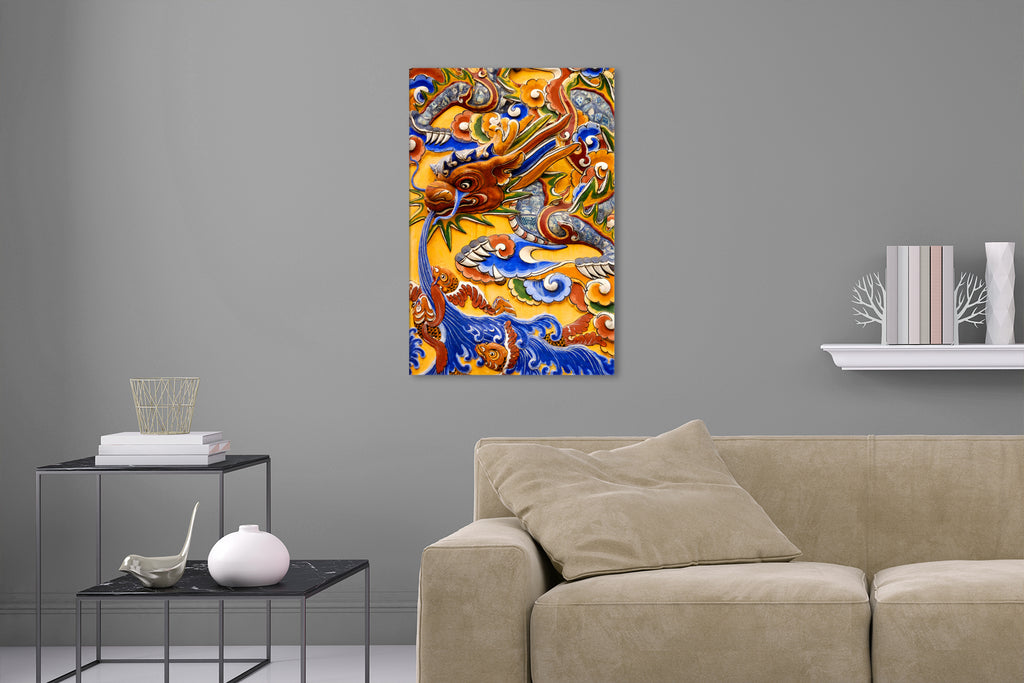 Aufgehängte Fotografie von einem Drachen Kunstwerk in gelb und blau im Hochformat. Fotokunst und Bilder online kaufen. Wandbild hinter Acrylglas oder als Poster