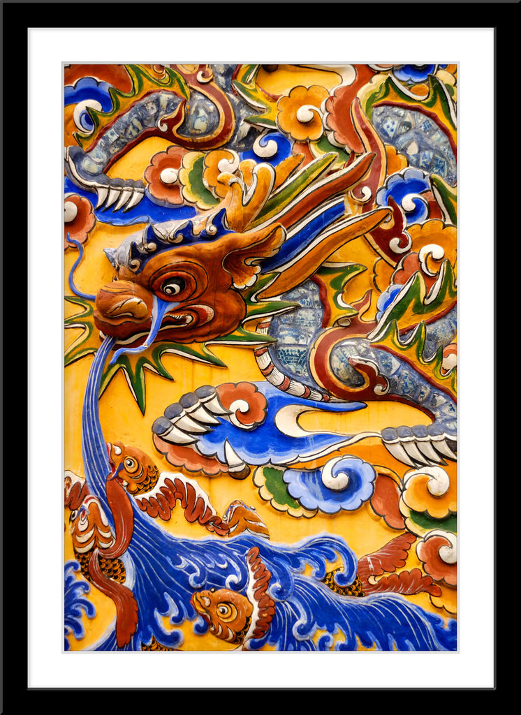 Fotografie von einem Drachen Kunstwerk in gelb und blau im Hochformat. Fotokunst und Bilder online kaufen. Wandbild im Rahmen