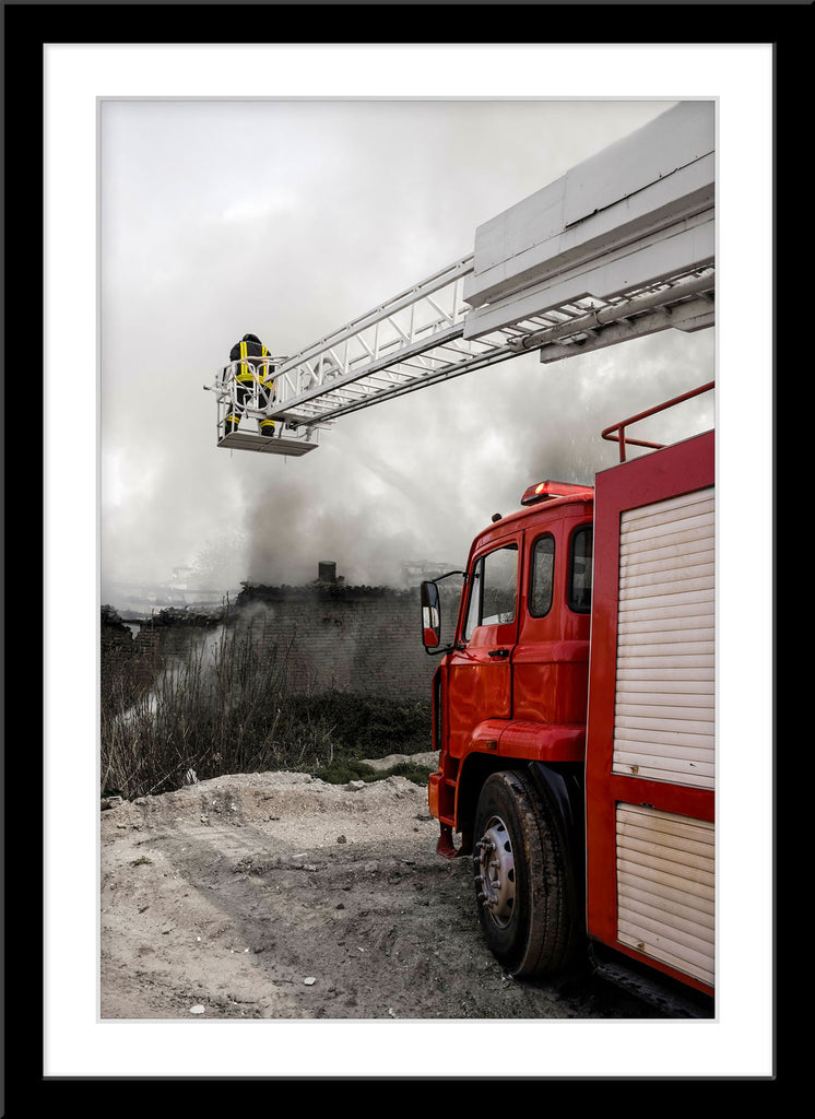 People Fotografie von einem Feuerwehrmann auf einem Feuerwehrauto der ein Feuer löscht im Hochformat. Fotokunst und Bilder online kaufen. Wandbild im Rahmen
