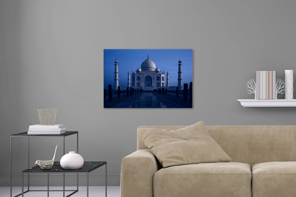 Aufgehängte Architektur Fotografie des Taj Mahal bei Nacht. Fotokunst und Bilder online kaufen. Wandbild hinter Acrylglas oder als Poster