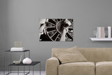 Aufgehängte Schwarz-Weiß Fotografie von einem Propeller Motor. Fotokunst und Bilder online kaufen. Wandbild hinter Acrylglas oder als Poster