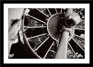 Schwarz-Weiß Fotografie von einem Propeller Motor. Fotokunst und Bilder online kaufen. Wandbild im Rahmen