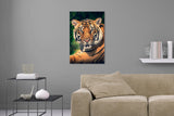 Aufgehängte Tier Fotografie von einem liegenden Tiger im Hochformat. Fotokunst und Bilder online kaufen. Wandbild hinter Acrylglas oder als Poster