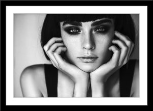 Schwarz-Weiß People Fotografie von attraktiver Frau mit schönem Blick. Fotokunst und Bilder online kaufen. Wandbild im Rahmen
