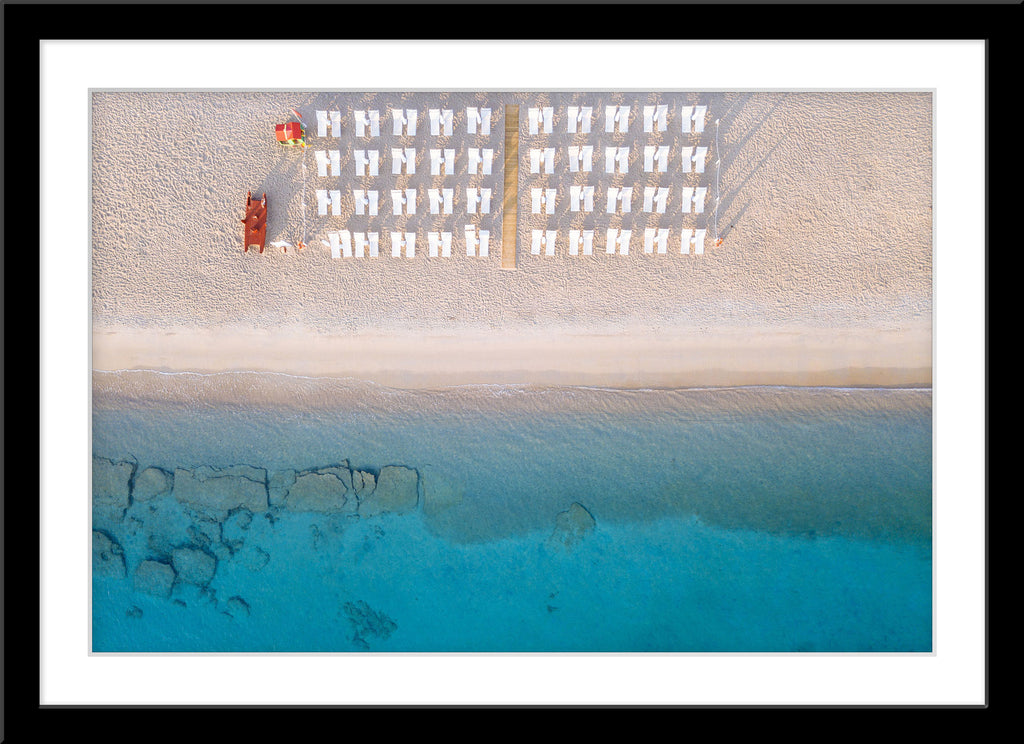 Natur Fotografie von einem aufgeräumten Stand mit blauem Meer von oben. Fotokunst und Bilder online kaufen. Wandbild im Rahmen