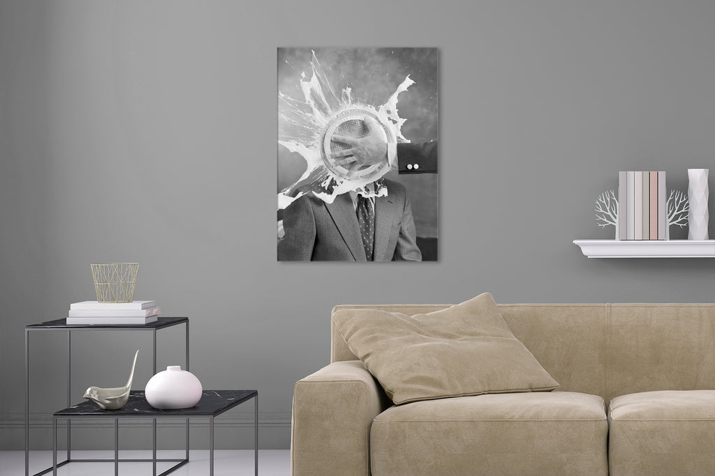 Aufgehängte Schwarz-Weiß Fotografie von einem Mann im Anzug der eine Torte ins Gesicht bekommt im Hochformat. Fotokunst und Bilder online kaufen. Wandbild hinter Acrylglas oder als Poster
