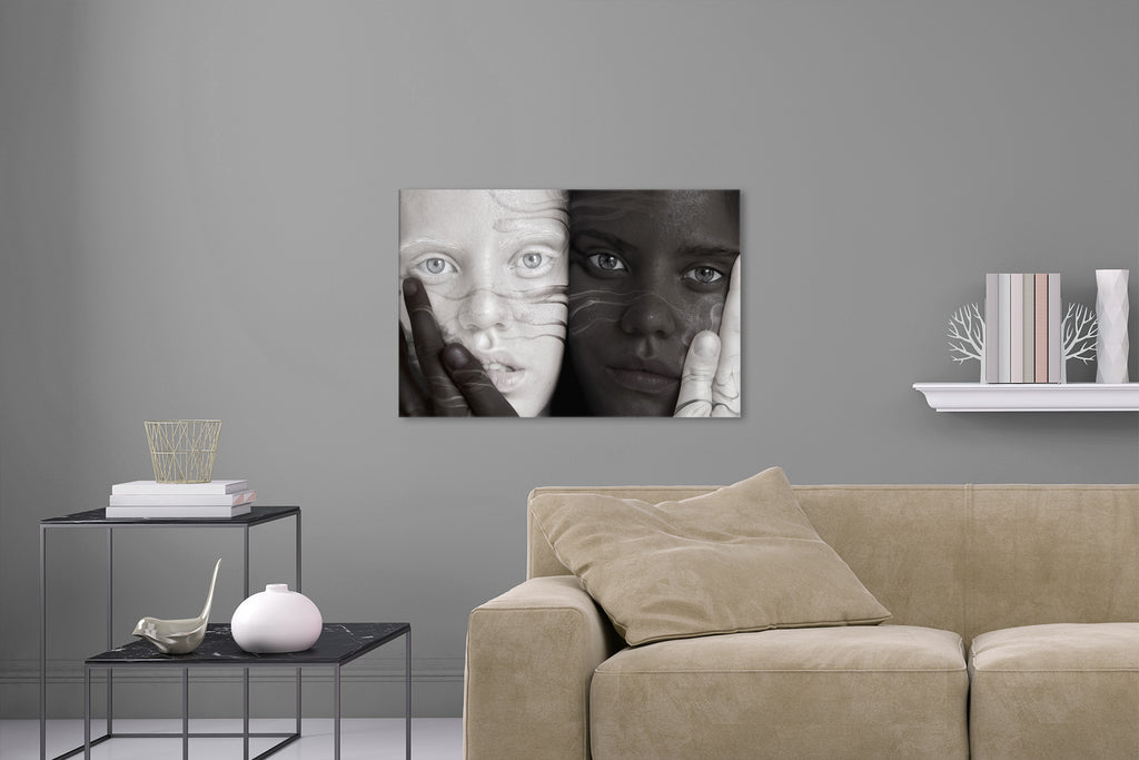 Aufgehängte Schwarz-Weiß People Fotografie von einem schwarzen und einem weißen Gesicht. Fotokunst und Bilder online kaufen. Wandbild hinter Acrylglas oder als Poster