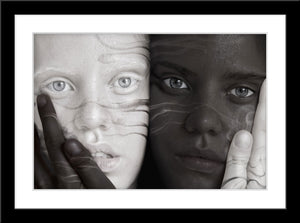 Schwarz-Weiß People Fotografie von einem schwarzen und einem weißen Gesicht. Fotokunst und Bilder online kaufen. Wandbild im Rahmen