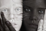 Schwarz-Weiß People Fotografie von einem schwarzen und einem weißen Gesicht. Fotokunst und Bilder online kaufen. Wandbild hinter Acrylglas oder als Poster