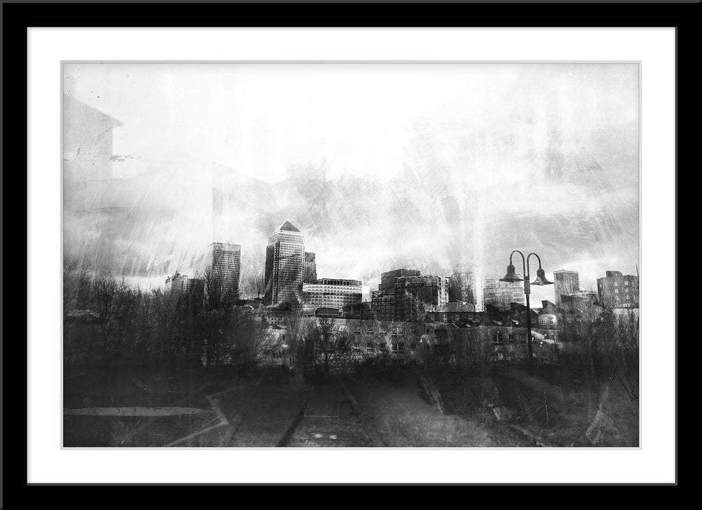 Schwarz-Weiß Architektur Fotografie von einer Stadt mit Grunge Look. Fotokunst und Bilder online kaufen. Wandbild im Rahmen