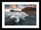 Landschafts Natur Fotografie des Uttakleiv Stands in Norwegen bei Sonnenuntergang. Fotokunst und Bilder online kaufen. Wandbild im Rahmen