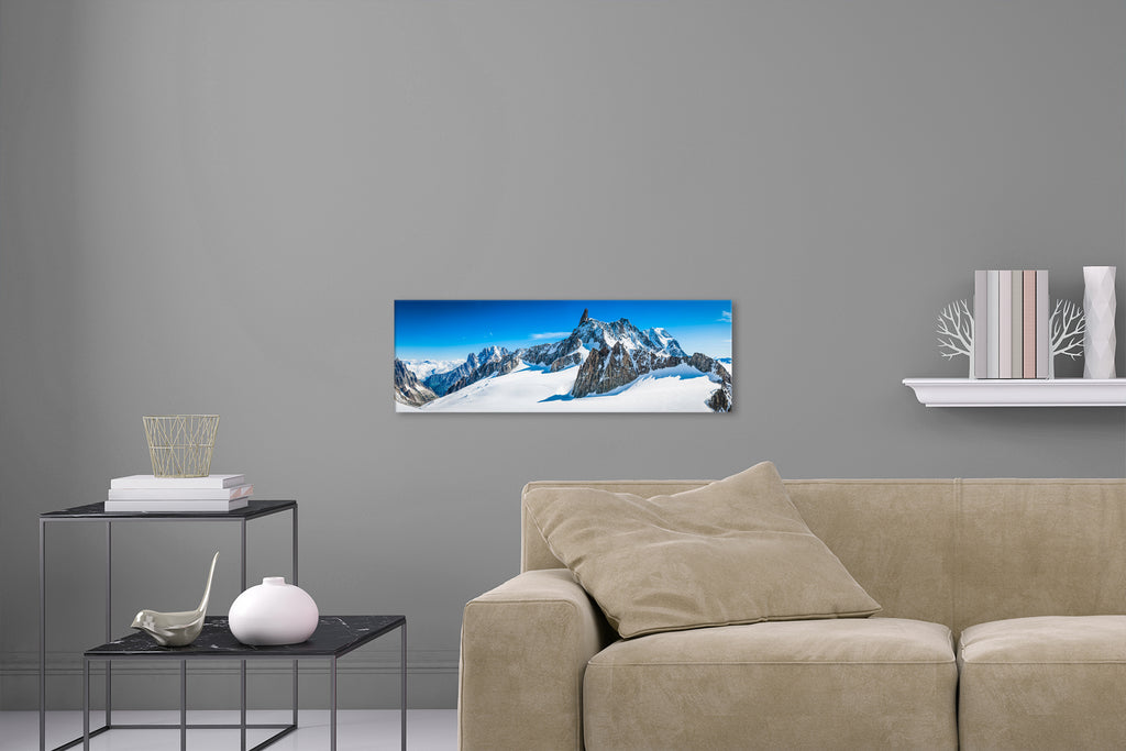 Aufgehängte Landschafts Natur Fotografie des Vallée Blanche in der Schweiz im Winter im Panorama Format. Fotokunst und Bilder online kaufen. Wandbild hinter Acrylglas oder als Poster