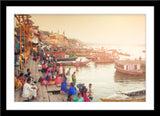 People Fotografie in der Stadt Varanasi in Indien. Fotokunst und Bilder online kaufen. Wandbild im Rahmen