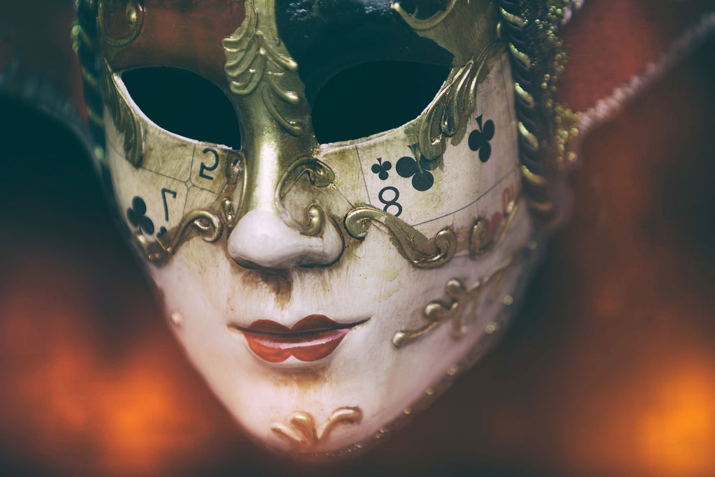 Fotografie von einer venezianischen Karneval Maske im Querformat. Fotokunst und Bilder online kaufen. Wandbild hinter Acrylglas oder als Poster