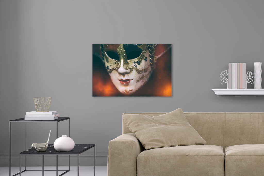 Aufgehängte Fotografie von einer venezianischen Karneval Maske im Querformat. Fotokunst und Bilder online kaufen. Wandbild hinter Acrylglas oder als Poster
