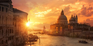 Architektur Fotografie des Canal Grande in der Stadt Venedig mit traumhaftem Sonnenuntergang im Panorama Format. Fotokunst und Bilder online kaufen. Wandbild hinter Acrylglas oder als Poster