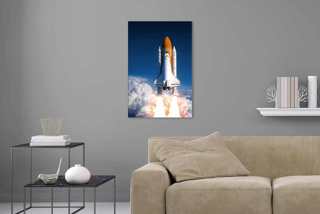 Aufgehängte Fotografie von einem Space Shuttle Raketen Start im Hochformat. Fotokunst und Bilder online kaufen. Wandbild hinter Acrylglas oder als Poster