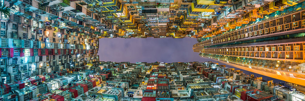 Architektur Fotografie von einem dicht bewohnten Innenhof Hochhäuser in Hong Kong mit Blick nach oben im Panorama Format. Fotokunst und Bilder online kaufen. Wandbild hinter Acrylglas oder als Poster