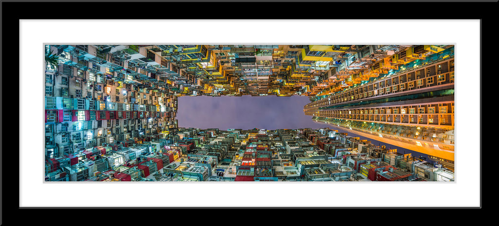Architektur Fotografie von einem dicht bewohnten Innenhof Hochhäuser in Hong Kong mit Blick nach oben im Panorama Format. Fotokunst und Bilder online kaufen. Wandbild im Rahmen