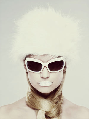 People Fotografie von einer weiß geschminkten Frau mit weißer Brille und weißem Hut. Fotokunst und Bilder online kaufen. Wandbild hinter Acrylglas oder als Poster