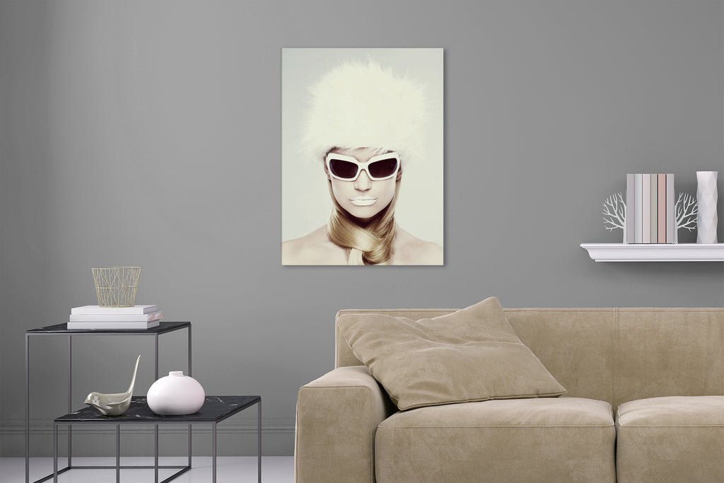 Aufgehängte People Fotografie von einer weiß geschminkten Frau mit weißer Brille und weißem Hut. Fotokunst und Bilder online kaufen. Wandbild hinter Acrylglas oder als Poster