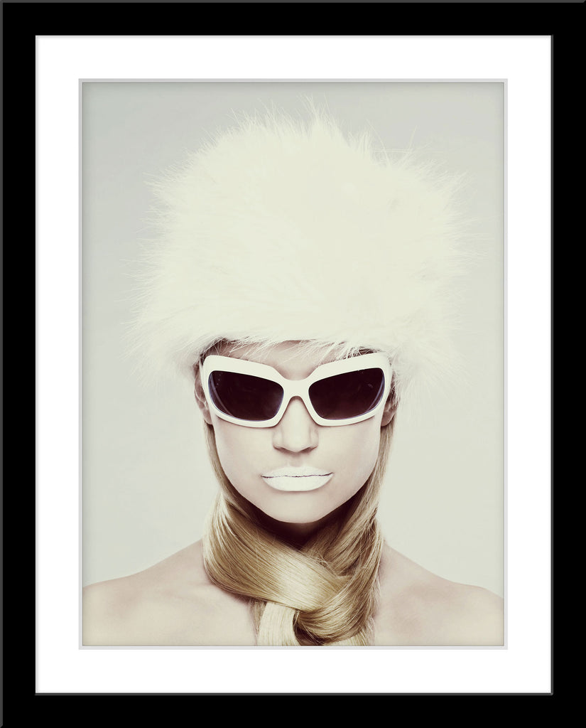 People Fotografie von einer weiß geschminkten Frau mit weißer Brille und weißem Hut. Fotokunst und Bilder online kaufen. Wandbild im Rahmen