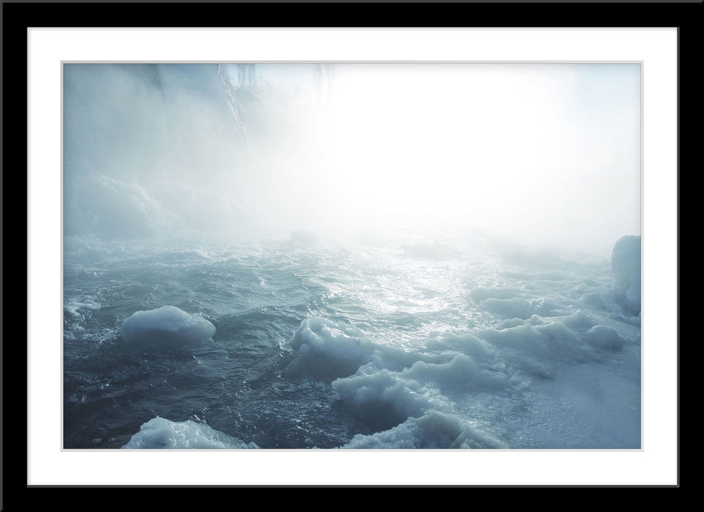 Natur Fotografie von einem teilweise gefrorenen Fluss im Nebel. Fotokunst und Bilder online kaufen. Wandbild im Rahmen