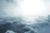 Natur Fotografie von einem teilweise gefrorenen Fluss im Nebel. Fotokunst und Bilder online kaufen. Wandbild hinter Acrylglas oder als Poster