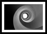 Schwarz-Weiß Architektur Fotografie von einer Wendeltreppe von unten die eine Schnecke bildet. Fotokunst und Bilder online kaufen. Wandbild im Rahmen