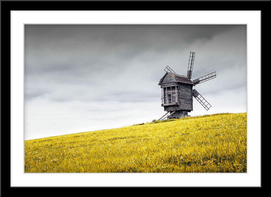 Natur Fotografie von einer alten Holz Windmühle auf einem Hügel im Querformat. Fotokunst und Bilder online kaufen. Wandbild im Rahmen