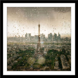 Architektur Fotografie vom Eiffel Turm durch ein verregnetes Fenster im quadratischen Format. Fotokunst und Bilder online kaufen. Wandbild im Rahmen