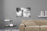 Aufgehängte Schwarz-Weiß Fotografie von einem alten Windrad und dramatischem Himmel. Fotokunst und Bilder online kaufen. Wandbild hinter Acrylglas oder als Poster