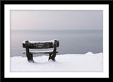 Schwarz-Weiß Natur Fotografie von einer kleinen alten Bank im Winter mit Blick aufs Meer. Fotokunst und Bilder online kaufen. Wandbild im Rahmen