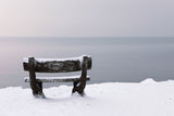 Schwarz-Weiß Natur Fotografie von einer kleinen alten Bank im Winter mit Blick aufs Meer. Fotokunst und Bilder online kaufen. Wandbild hinter Acrylglas oder als Poster