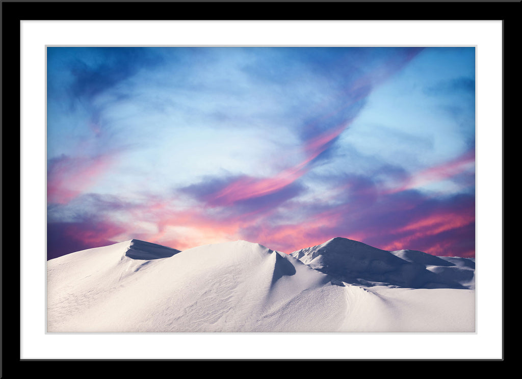 Natur Landschafts Fotografie von einer Winterlandschaft mit wunderschönem Himmel bei Sonnenuntergang. Fotokunst und Bilder online kaufen. Wandbild im Rahmen
