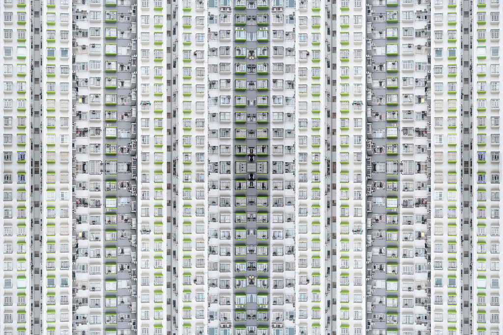 Abstrakte Architektur Fotografie von einem Hochhaus mit vielen Wohnungen. Fotokunst und Bilder online kaufen. Wandbild hinter Acrylglas oder als Poster