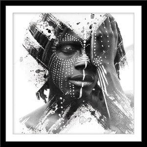 Schwarz-Weiß Fotografie Komposing von einem Mann mit Gesichts Bemalung und einem X im quadratischen Format. Fotokunst und Bilder online kaufen. Wandbild im Rahmen
